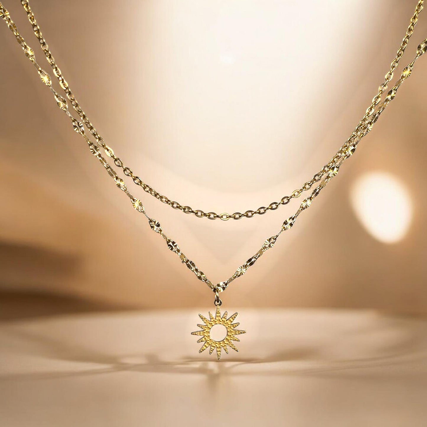 Collier Melia double rang ras de cou doré avec pendentif soleil