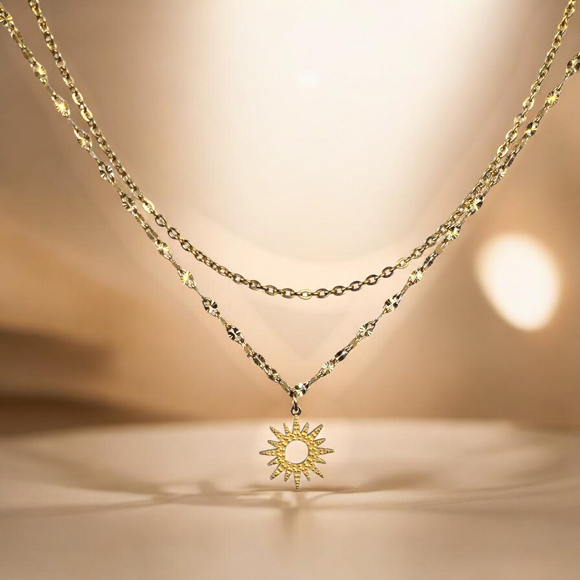 Collier Melia double rang ras de cou doré avec pendentif soleil