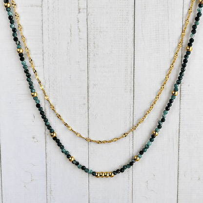 Collier Murcia en tourmaline bleue avec perles facettées et chaîne dorée fine