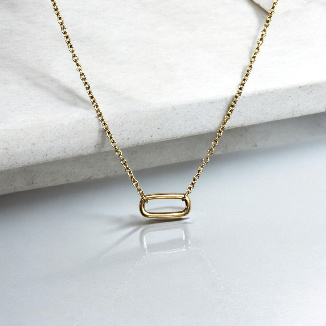 Collier Nikke chaîne dorée avec connecteur ovale, fait main en Haute-Savoie (Cruseilles).