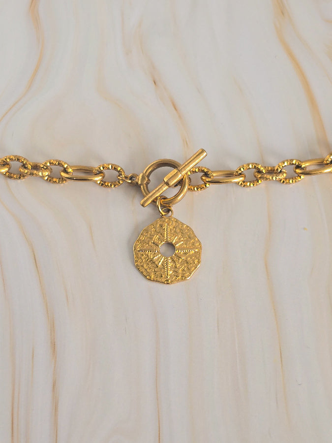 Collier LIBERTAS porté avec pendentif rond percé doré
