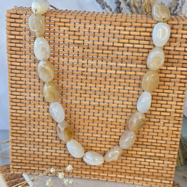 Collier femme en acier inoxydable doré avec perles ovales marbrées de la collection MIRA.