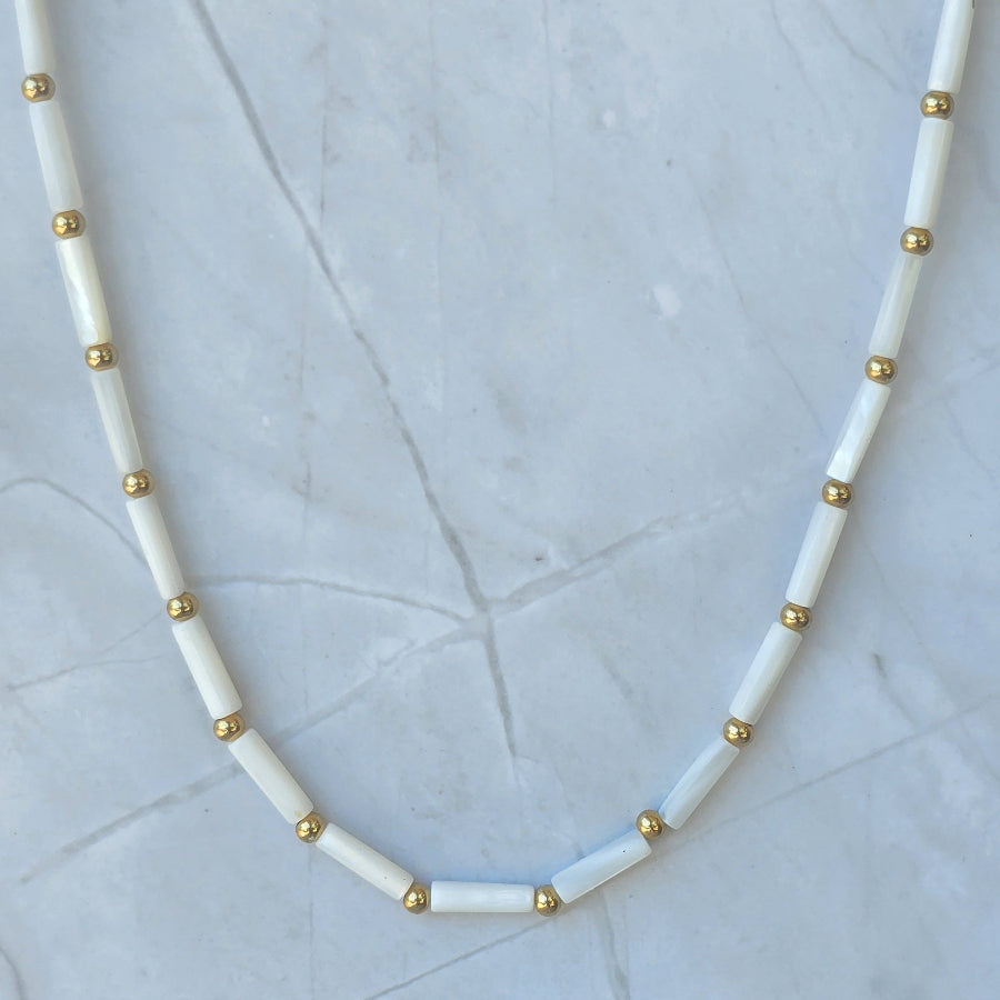 Collier femme avec perles tubulaires effet nacre et acier inoxydable doré.
