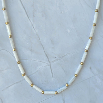 Collier femme avec perles tubulaires effet nacre et acier inoxydable doré.