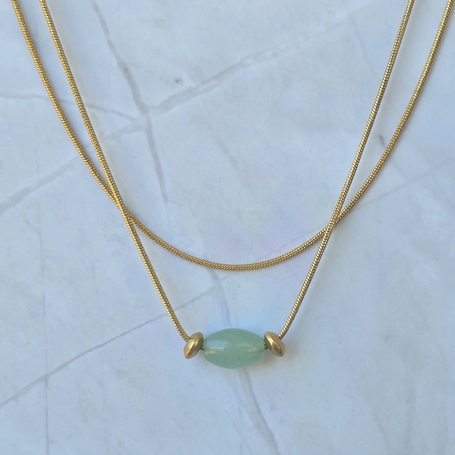 Collier femme en aventurine naturelle sur double chaîne serpentine dorée.