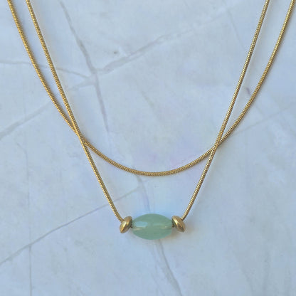 Collier femme en aventurine naturelle sur double chaîne serpentine dorée.