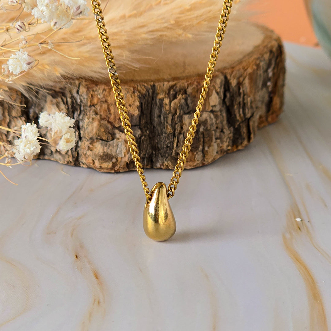 Détail du collier Pomona doré avec pendentif en forme de goutte
