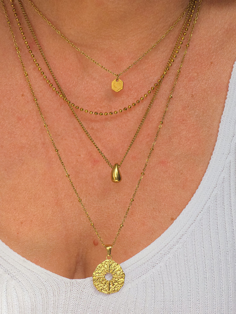 Collier Pomona doré porté en accumulation, bijou femme élégant