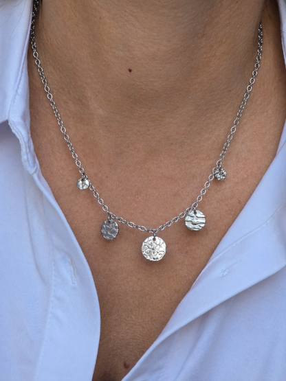 Collier DIONE ras de cou en acier inoxydable argenté avec pampilles sequins