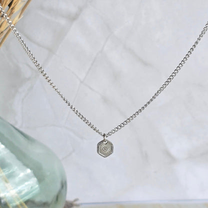 Collier IONE ras de cou en acier inoxydable argenté avec pendentif hexagonal
