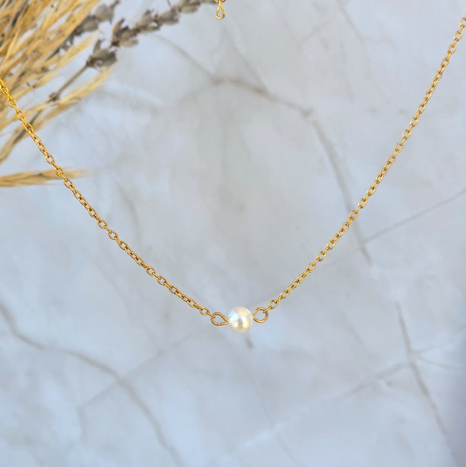 Collier ras de cou doré ADA avec perle d’eau douce