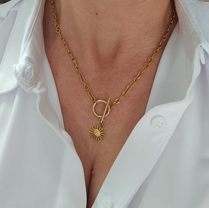 collier moderne dore femme avec fermoir t et pendentif soleil