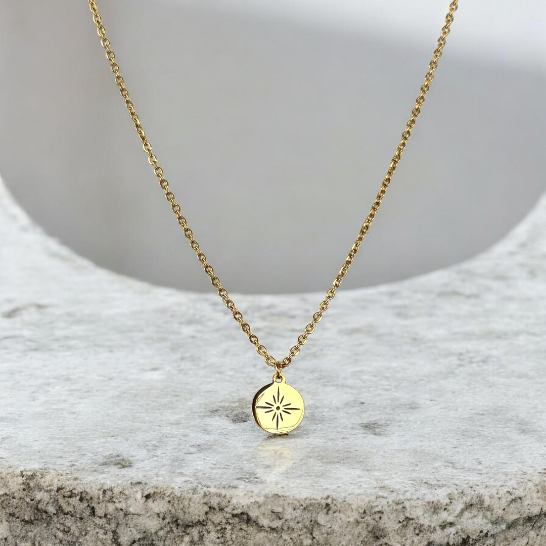 Collier Stella doré avec médaillon solaire ajouré, vue de face