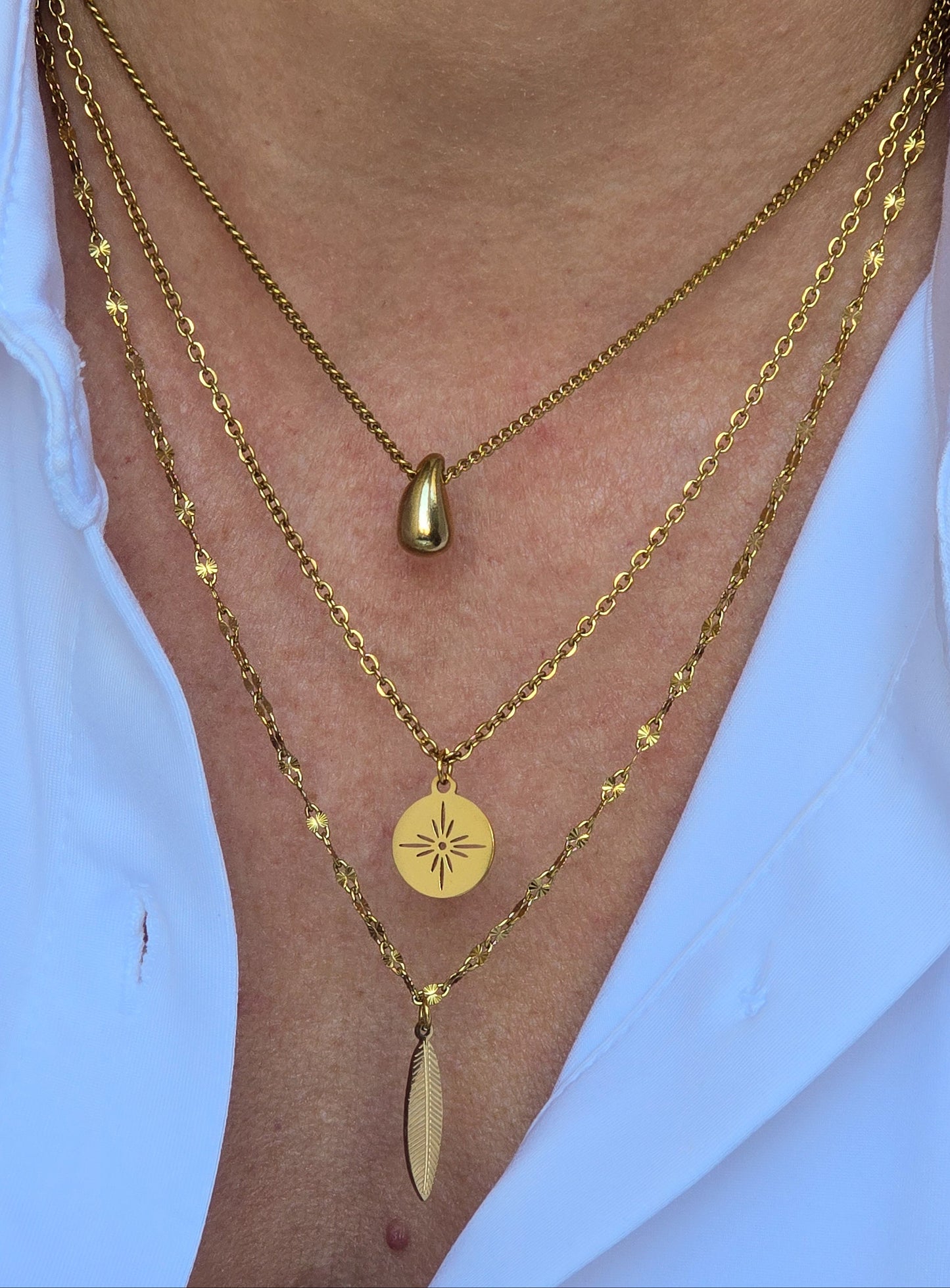 Collier Stella doré porté en accumulation avec d’autres colliers