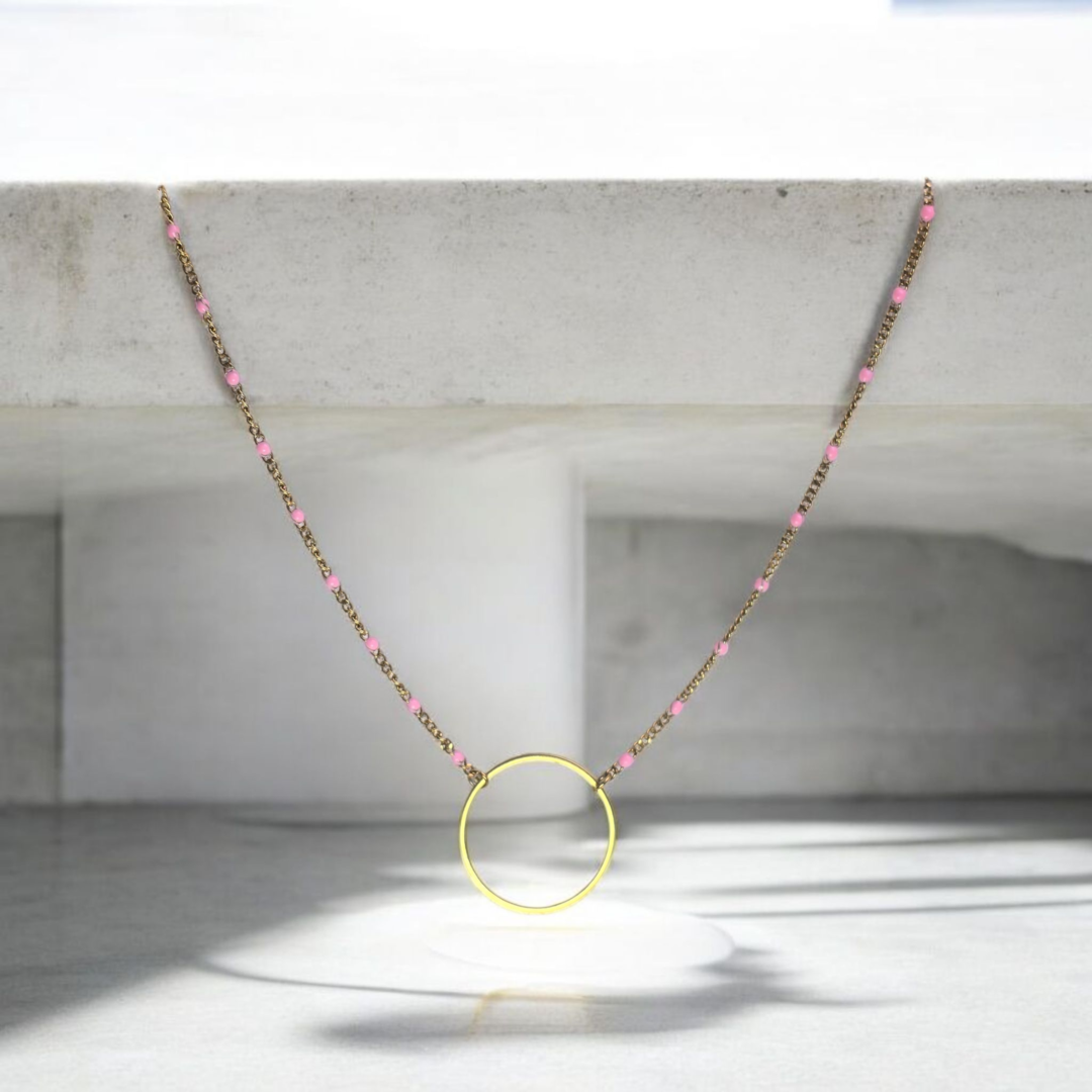 Collier Sylla doré avec perles roses et pendentif rond