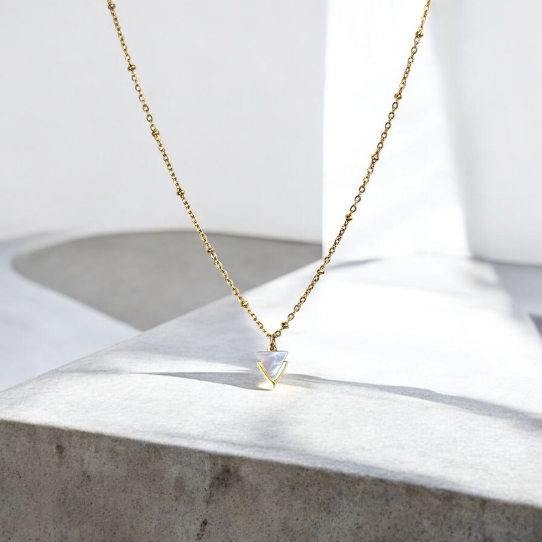 collier simple rang femme triangle nacre acier dore fait main