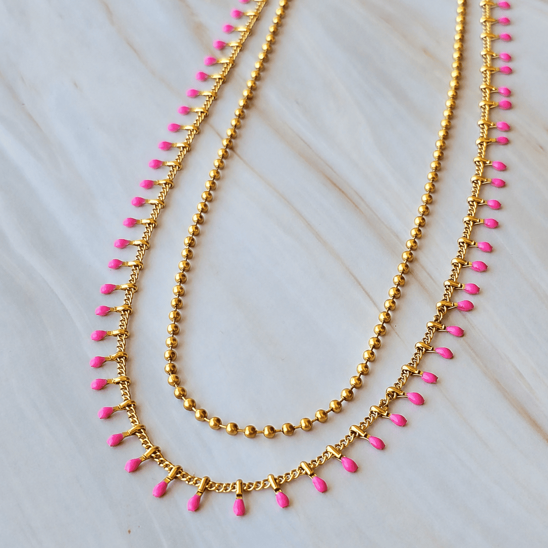 Collier femme coloré avec chaîne double rang et finition dorée.