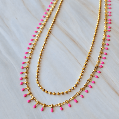Collier femme coloré avec chaîne double rang et finition dorée.
