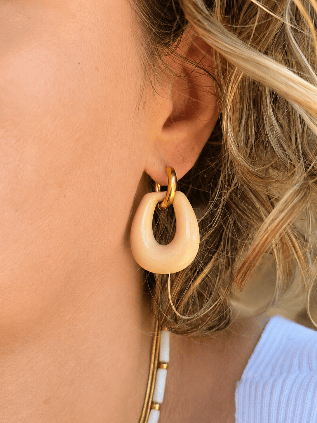 Créoles femme en acier inoxydable doré et résine marron glacé.