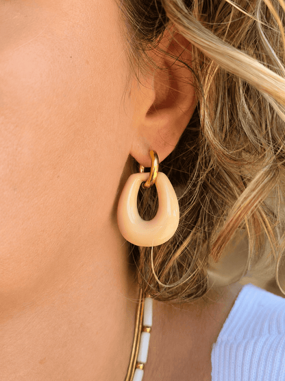 Créoles femme en acier inoxydable doré et résine marron glacé.