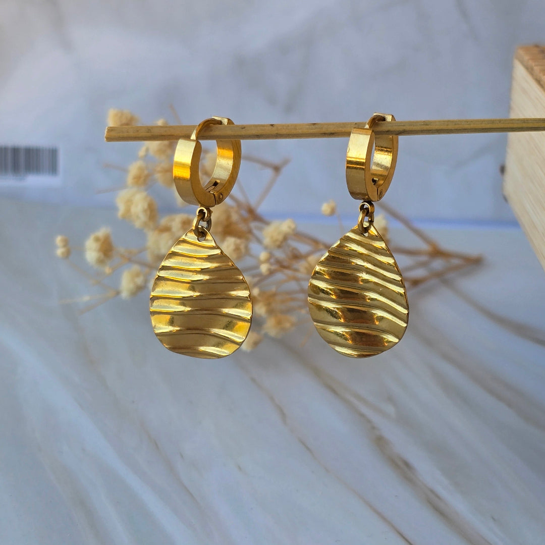 Boucles d'oreilles goutte dorée au design texturé.