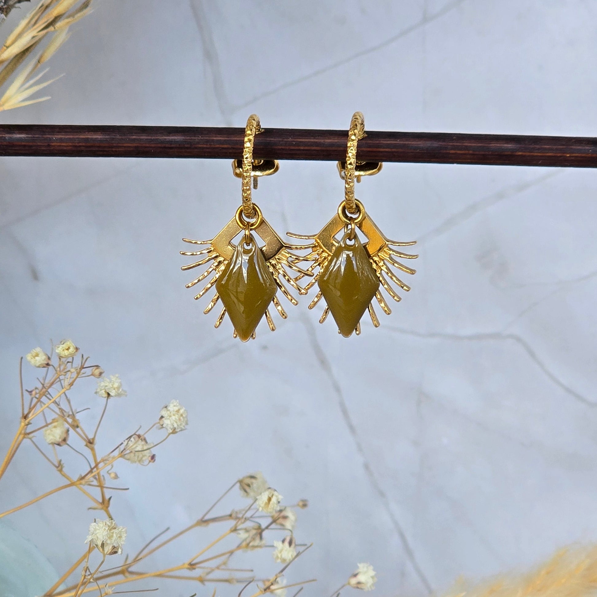 Bijou femme doré lumineux avec pendentif kaki clair