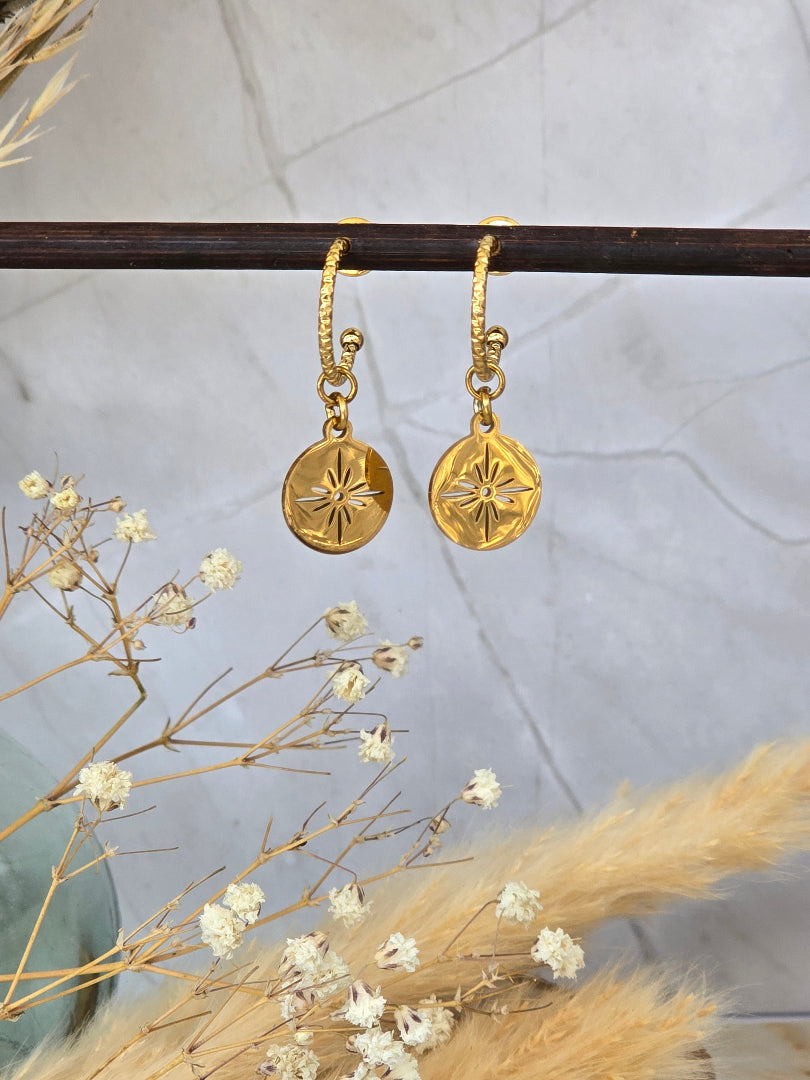 Demi-créoles dorées texturées avec pendentif étoile
