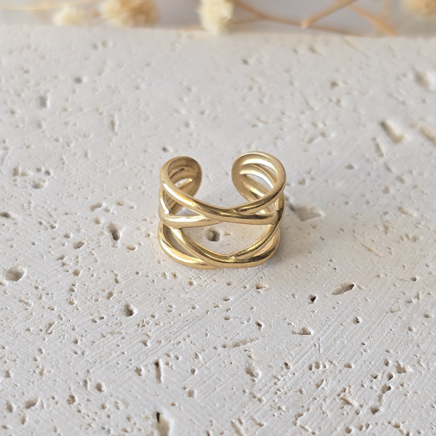 Faux piercing d'oreille en acier inoxydable doré.