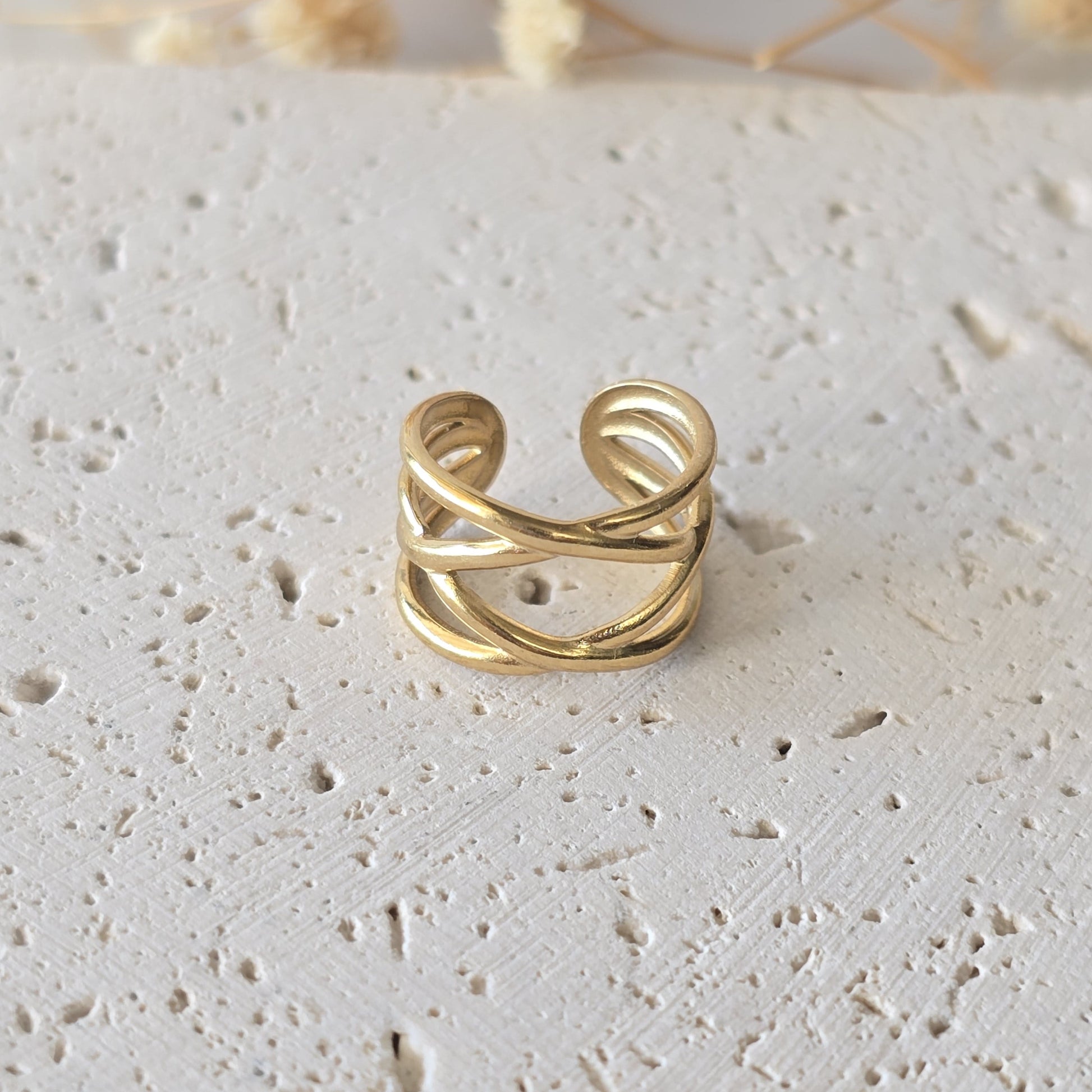 Faux piercing d'oreille en acier inoxydable doré.