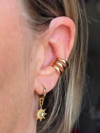 Ear cuff multi-rangs doré LÉONA porté sur le cartilage
