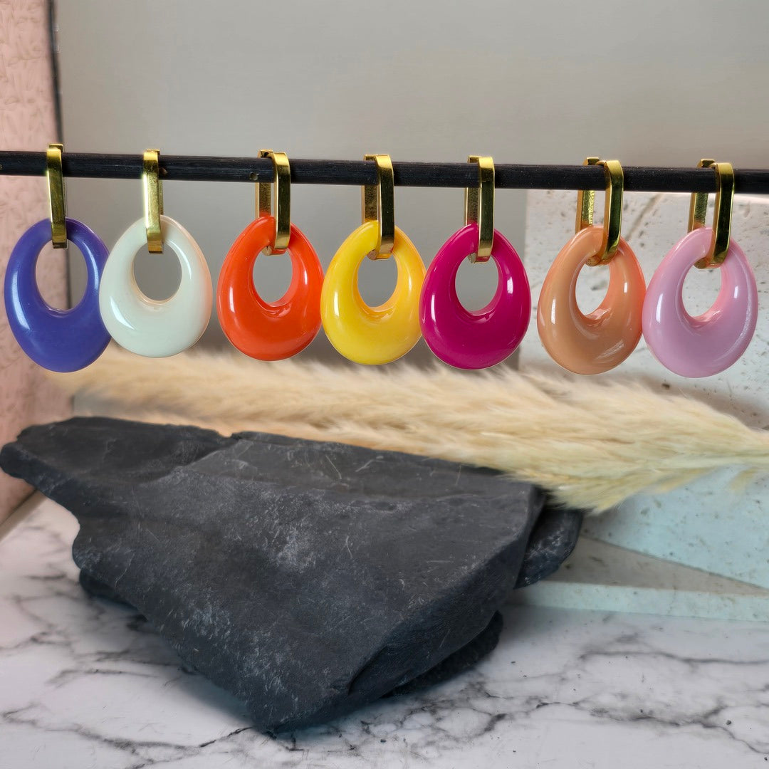 Boucles d’oreilles Magaia créoles dorées avec pendentifs résine personnalisables, fabrication artisanale Cruseilles.