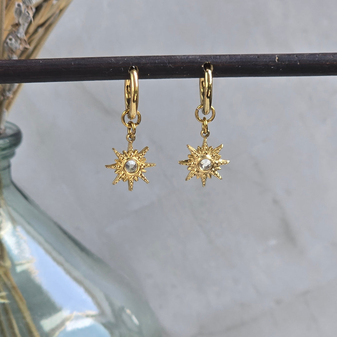 Mini créoles dorées avec pendentif étoile fin et détail lumineux