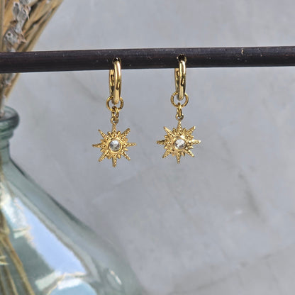 Mini créoles dorées avec pendentif étoile fin et détail lumineux