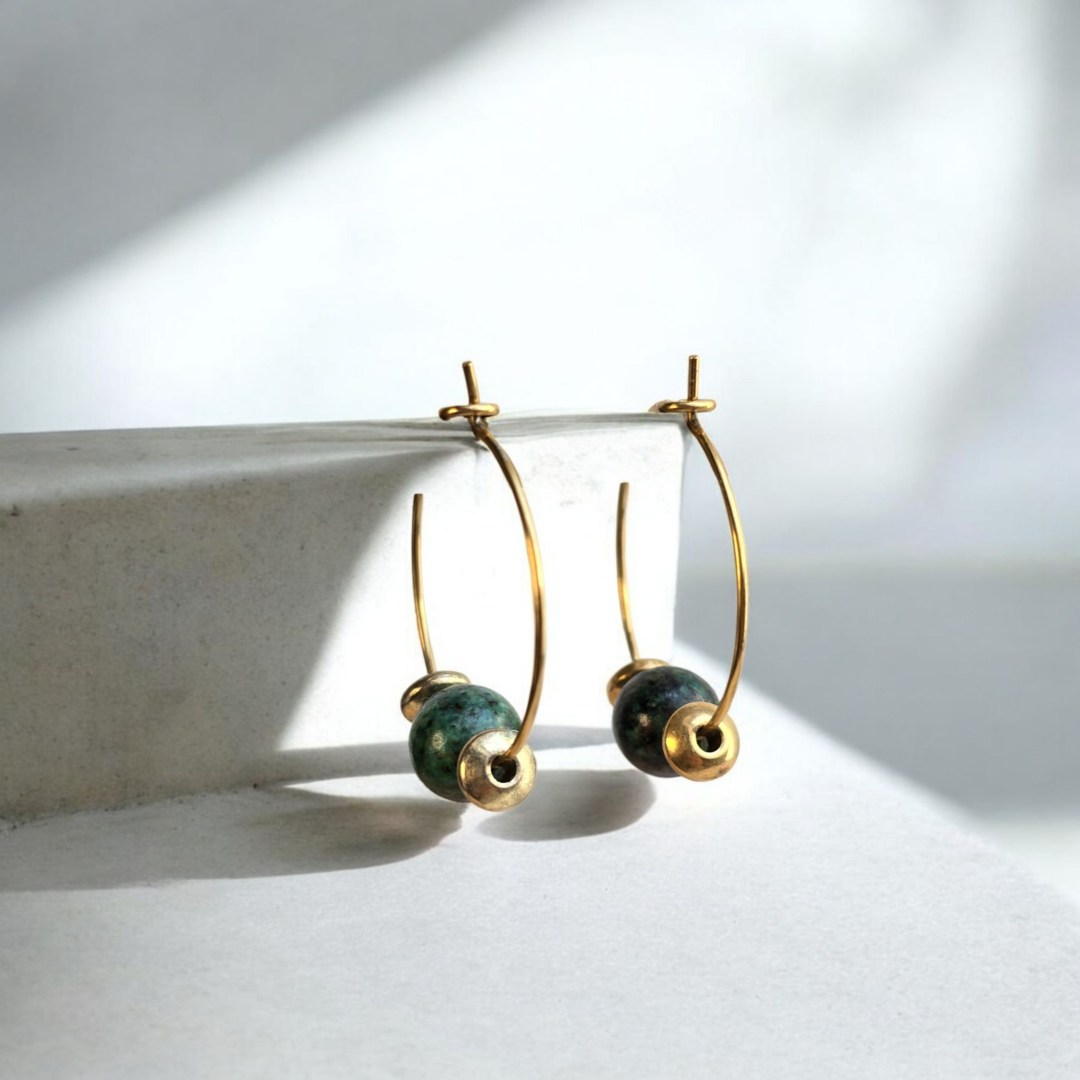 Bijou artisanal Ophira, créole dorée et jade africain, fabrication Cruseilles Haute-Savoie.