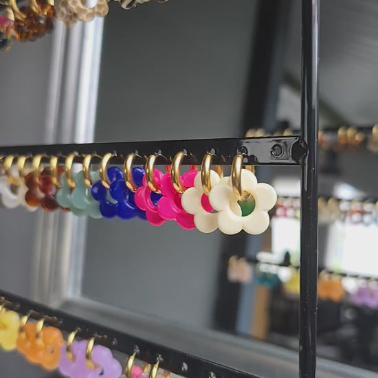 Pack cadeau boucles d’oreilles Chloris – créoles dorées avec fleurs fleuries interchangeables en plusieurs couleurs, bijou artisanal élégant pour femme