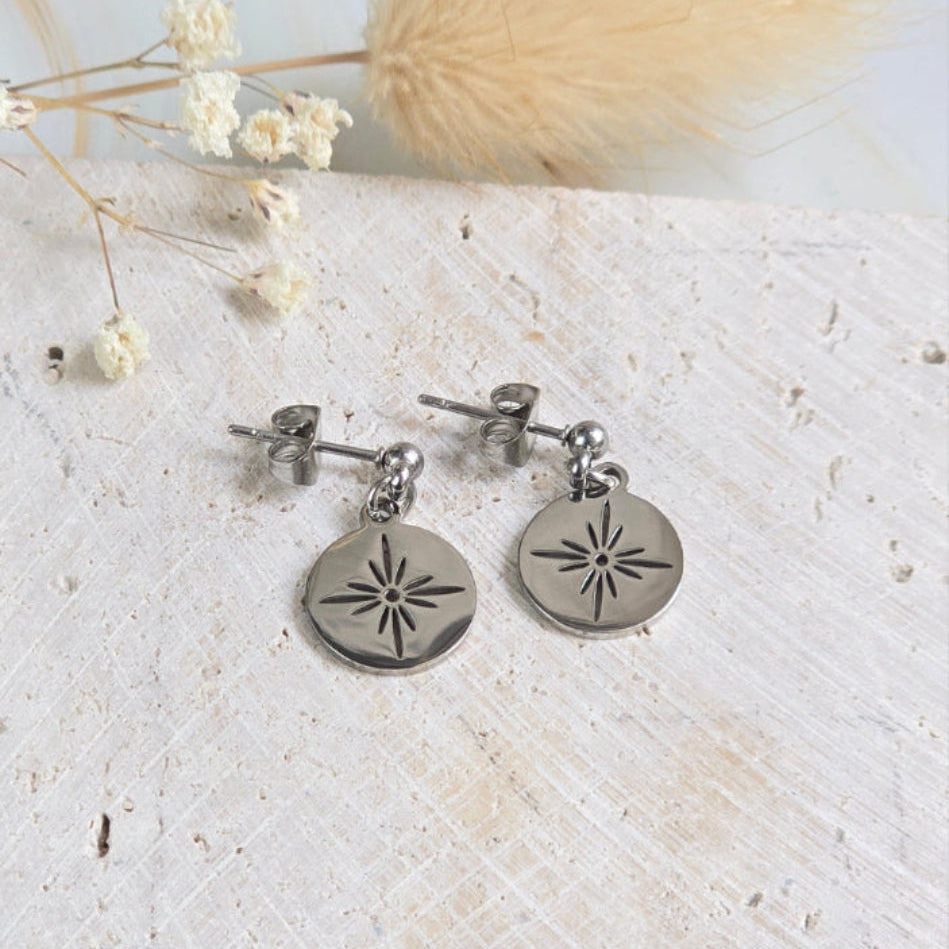 Boucles d’oreilles STELLA en acier inoxydable argenté avec médaillon étoile ajourée