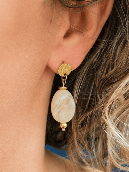 Puces d'oreilles crème marbré au style lumineux et intemporel.