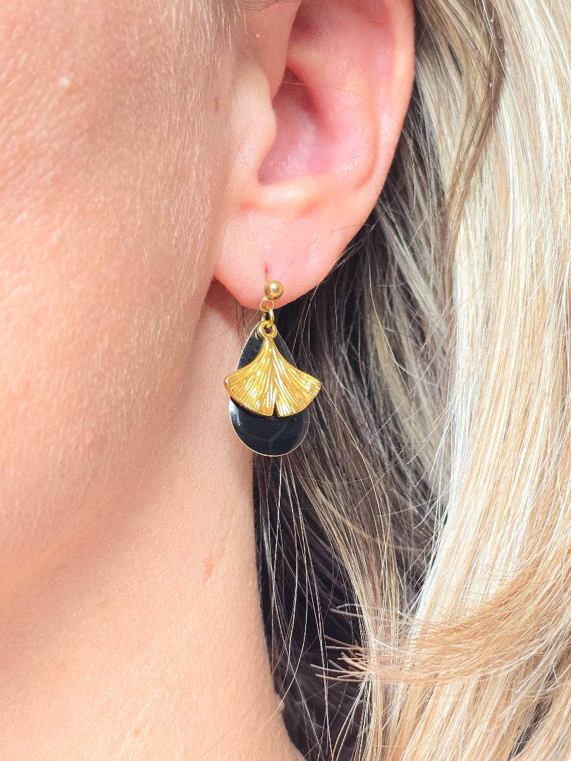Puces d’oreilles dorées avec pendentif noir brillant et motif ginkgo