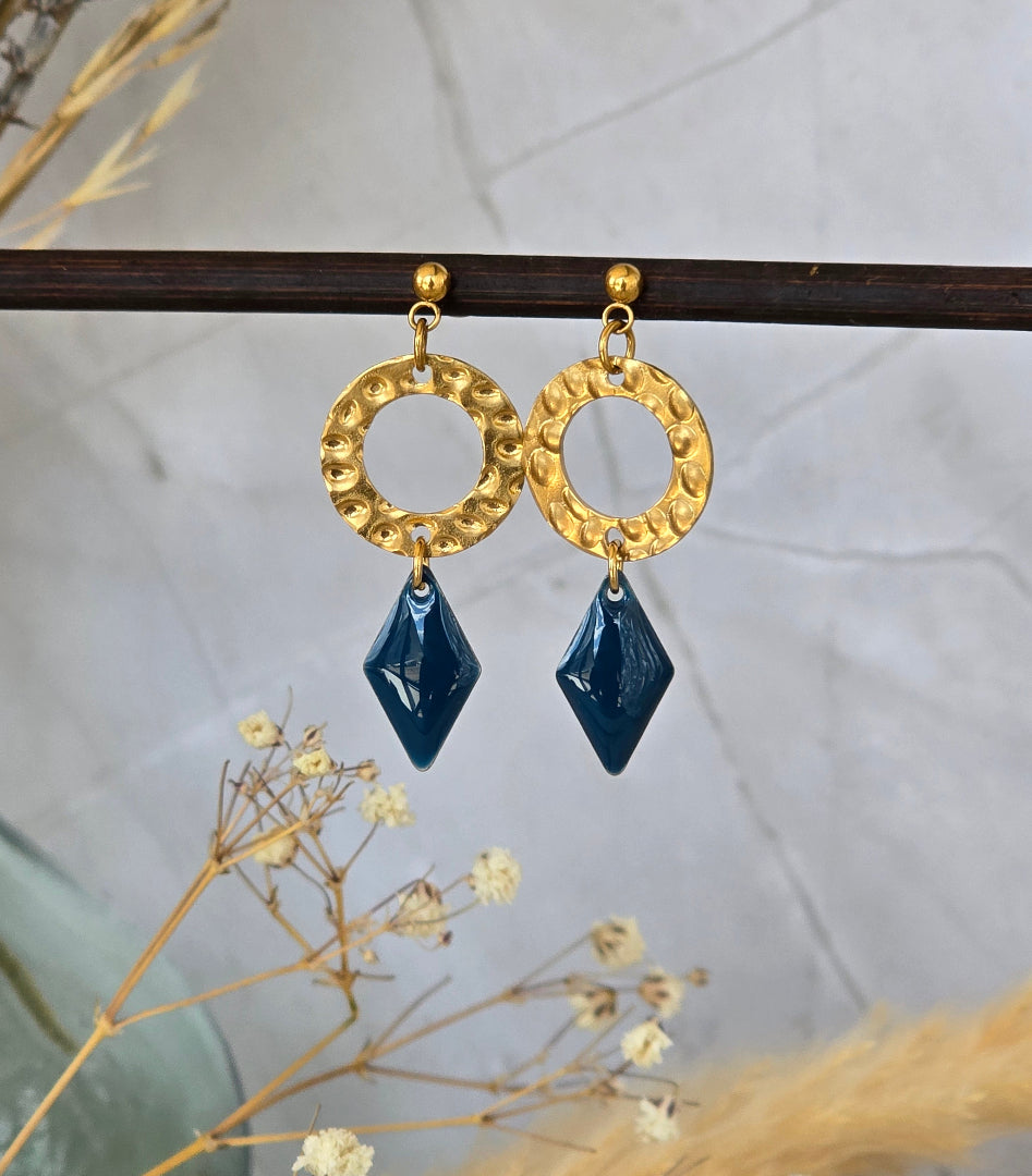 Boucles d’oreilles dorées avec losange émaillé bleu canard longueur 4 cm
