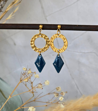Boucles d’oreilles dorées avec losange émaillé bleu canard longueur 4 cm
