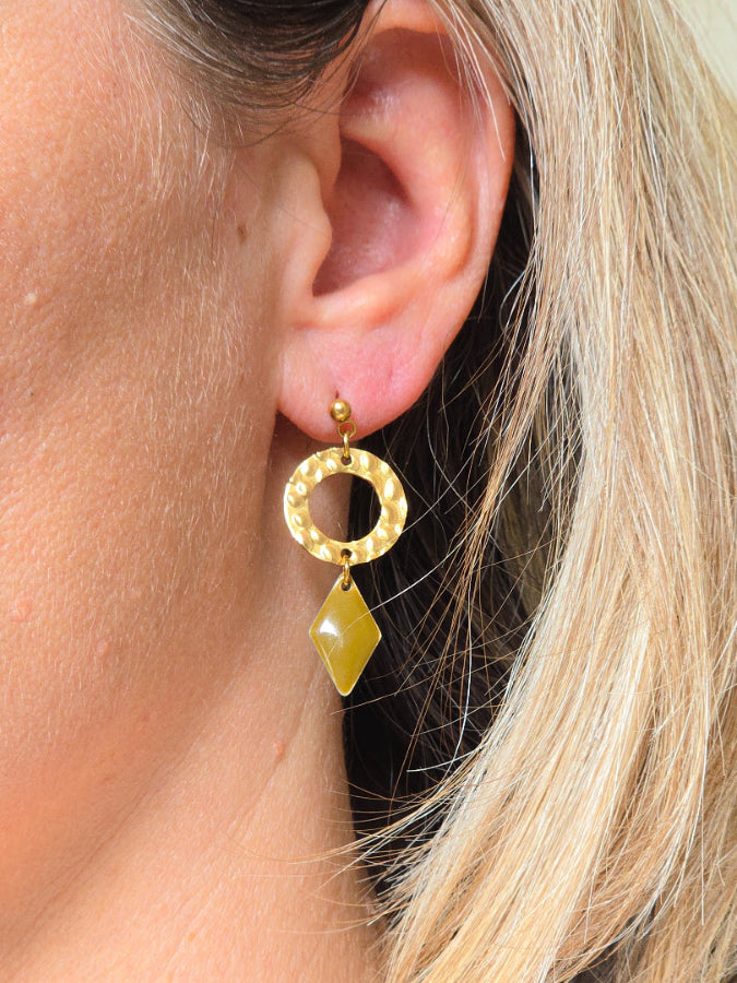 Boucles d’oreilles dorées avec losange émaillé kaki clair longueur 4 cm