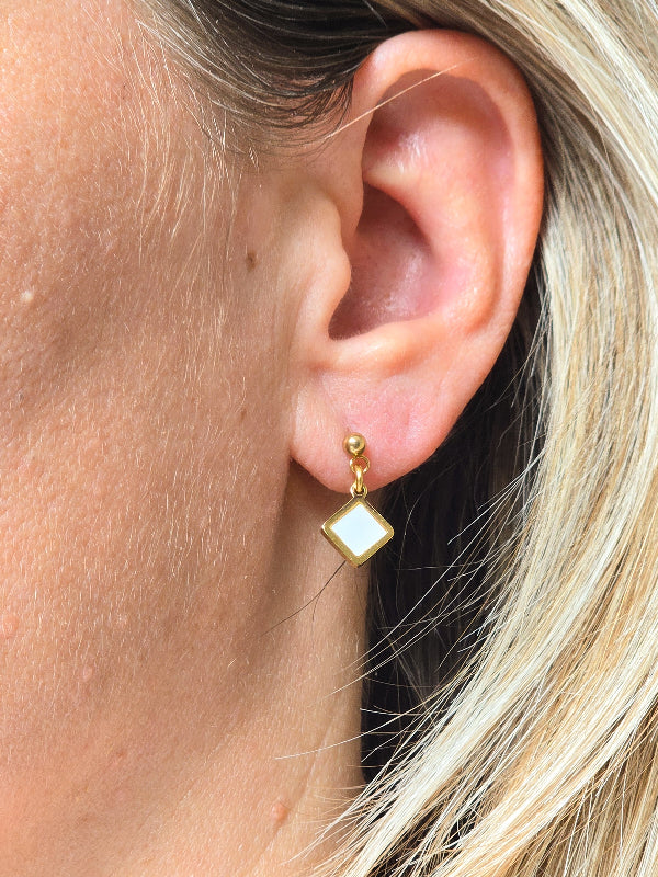 Boucles d’oreilles Alama portées à l’oreille longueur 2 cm
