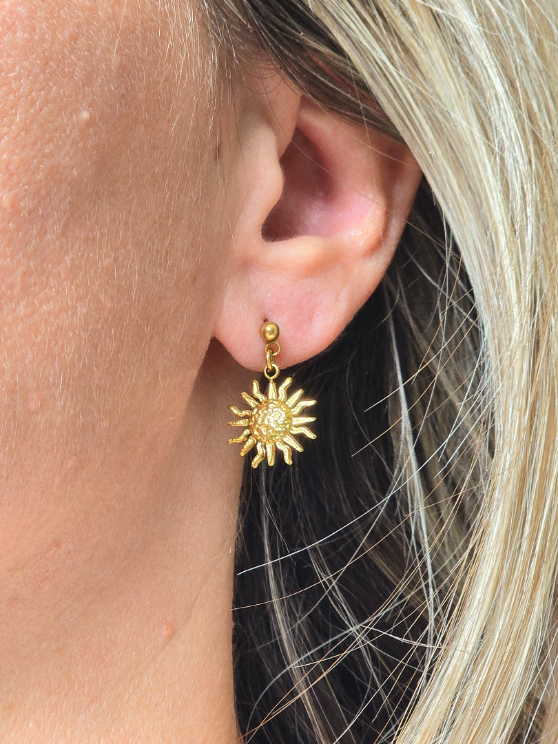 Boucles d’oreilles Rhea portées à l’oreille longueur 2,5 cm