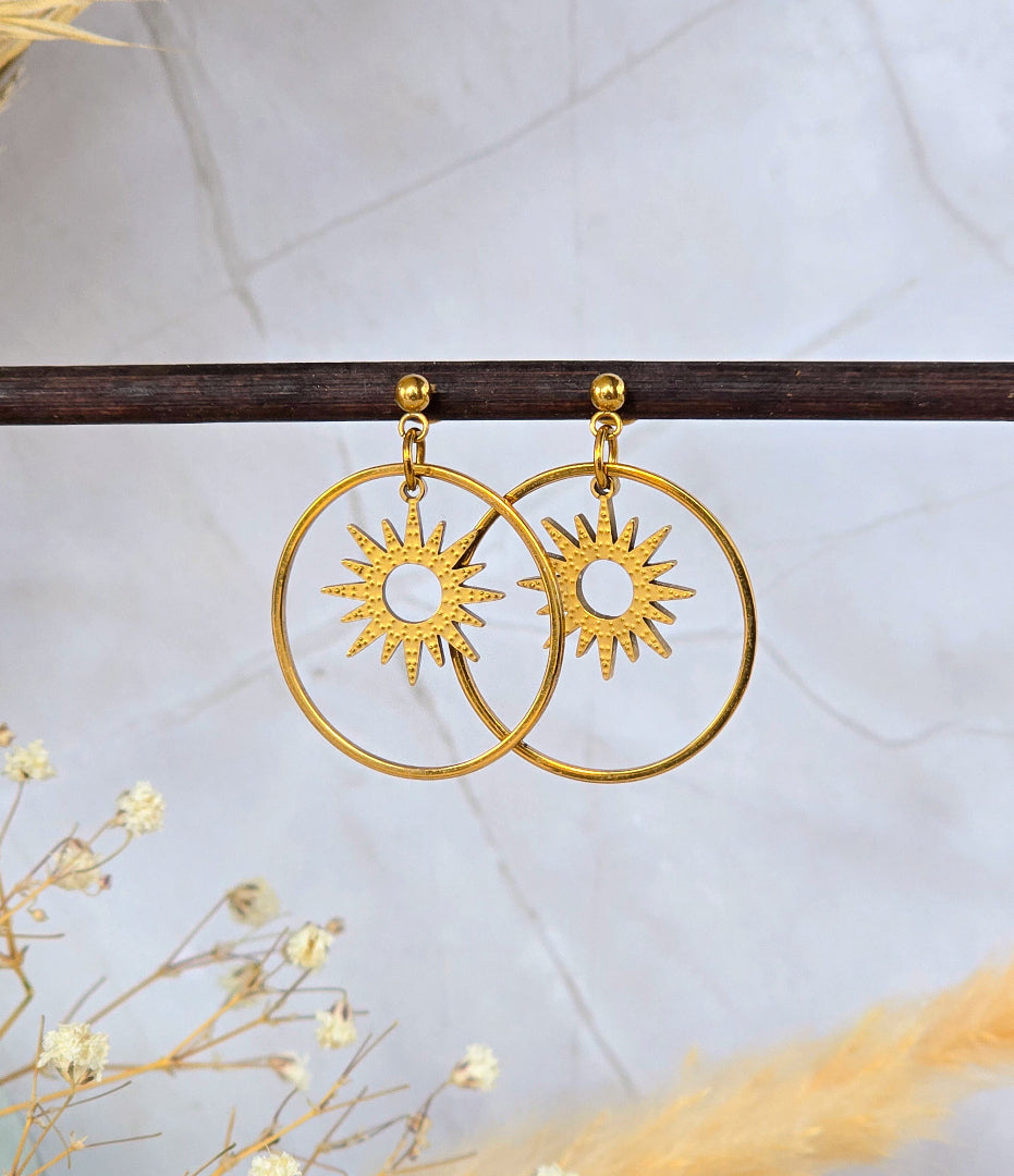 Boucles d’oreilles dorées légères assorties au collier Melia