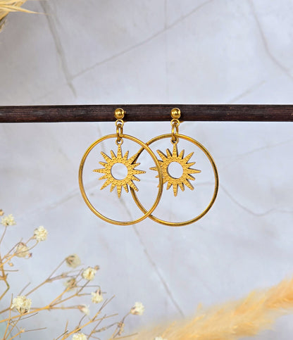 Boucles d’oreilles dorées légères assorties au collier Melia