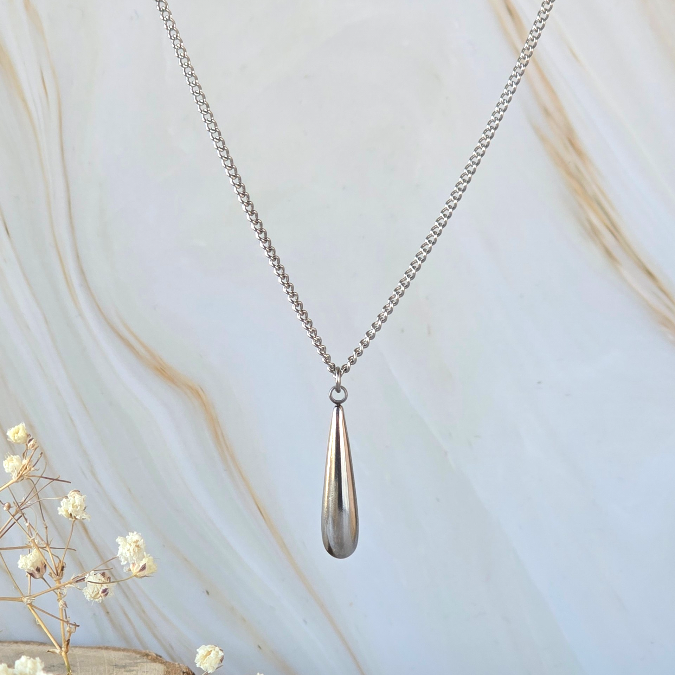 Sautoir NYSA en acier inoxydable argenté avec pendentif en forme de goutte
