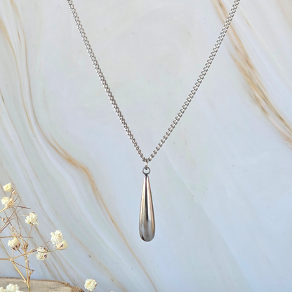 Sautoir NYSA en acier inoxydable argenté avec pendentif en forme de goutte