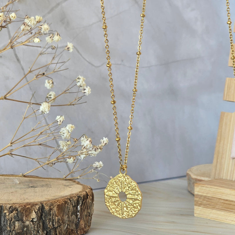 Sautoir ISMÈNE en acier inoxydable doré avec pendentif rond ajouré
